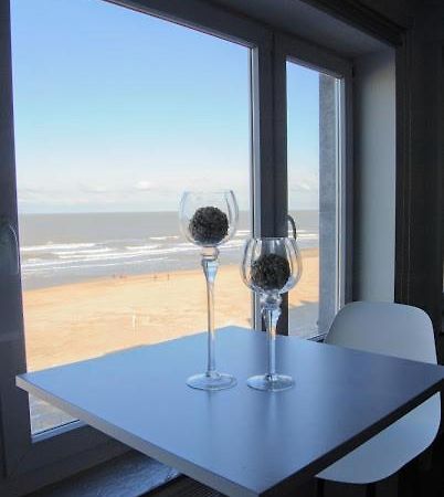 Modern Appartement Op De Zeedijk Met 2 Slaapkamers Te Oostende エクステリア 写真