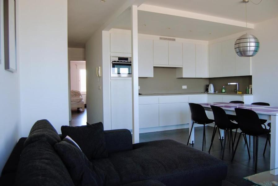 Modern Appartement Op De Zeedijk Met 2 Slaapkamers Te Oostende エクステリア 写真